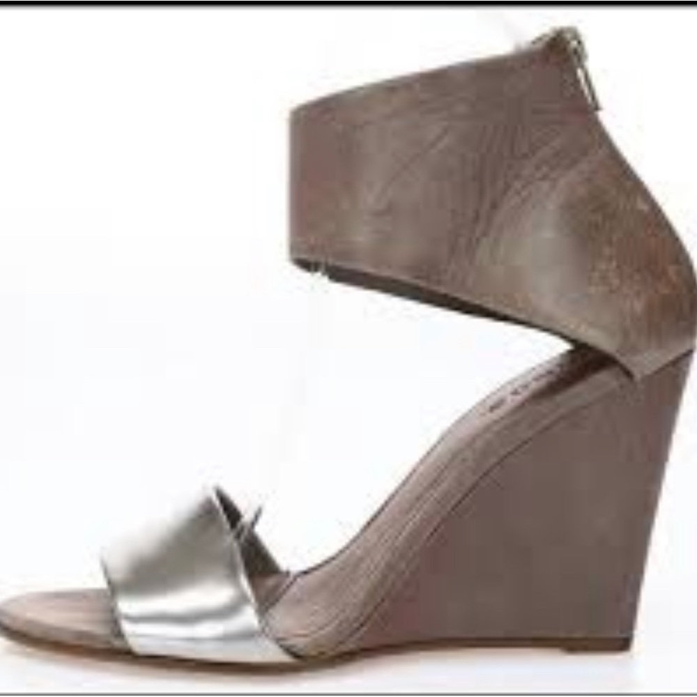 Vince leather and Pearl metallic nude silver wedge sandal size 10